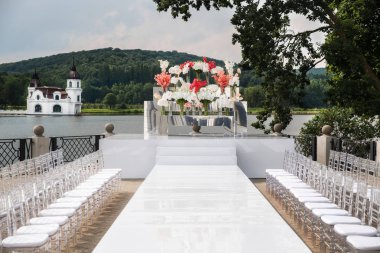 Orman göl kenarında açık hava düğün töreni