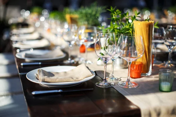 Conjunto de mesa para boda u otra cena de evento atendido. Villa italiana — Foto de Stock