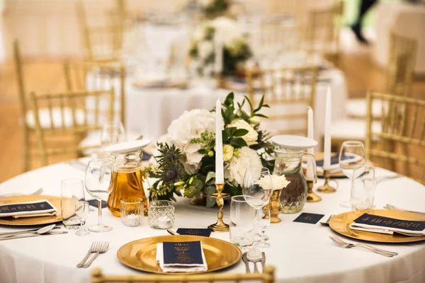 Набір столів для весілля або інша обідня подія — стокове фото