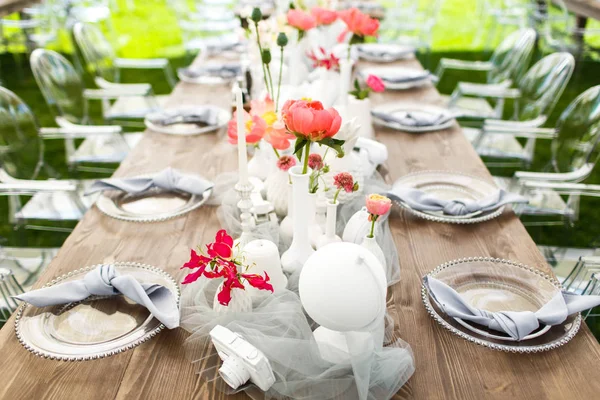 Conjunto de mesa para la boda u otra cena de evento abastecido — Foto de Stock