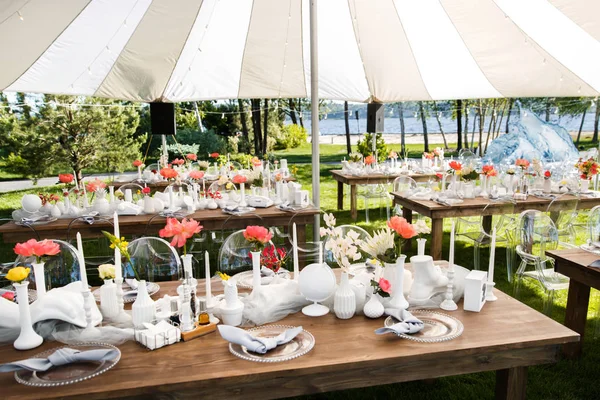 Наборы столов для свадебного или другого праздничного ужина — стоковое фото