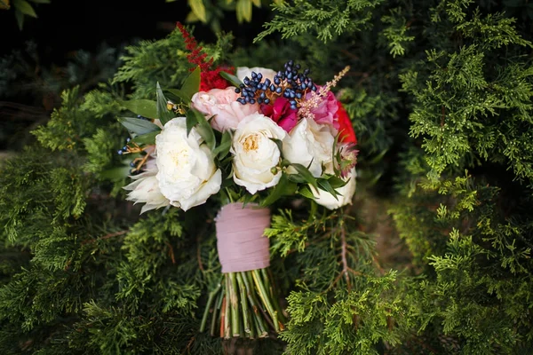 Buquê de casamento colorido em uma grama verde — Fotografia de Stock