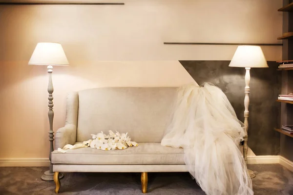 Wedding bouquet and veil on the sofa — Stock Photo, Image