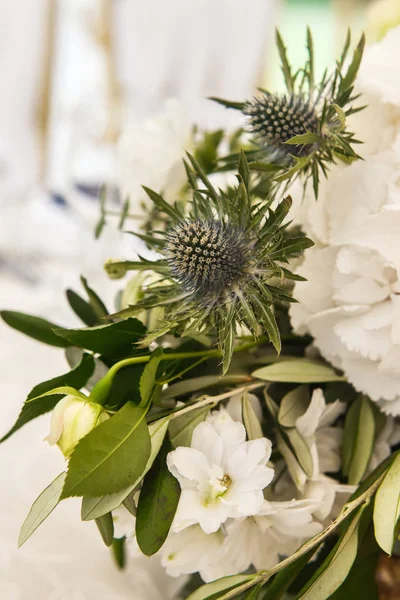 Bloemen op de huwelijksceremonie, close-up — Stockfoto