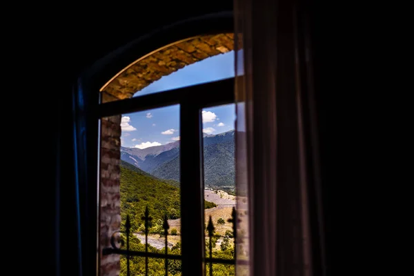 Vista através da janela para as montanhas — Fotografia de Stock