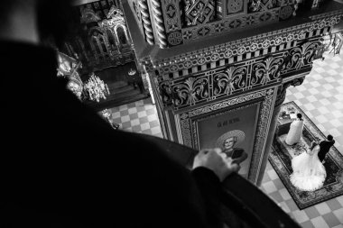 Düğün kilise üzerinde güzel yeni evliler