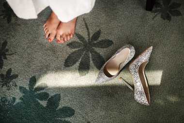 Düğün ayakkabıları ve bacaklar gelinin