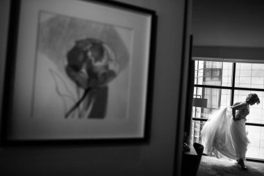 Güzel gelin pencere ve resmi duruyor