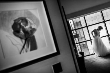 Güzel gelin pencere ve resmi duruyor