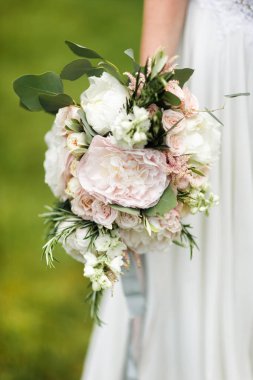 Güzel düğün buketi Gelinin ellerinde
