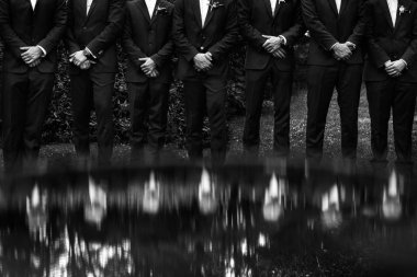 Mavi elbiseli sağdıç stand üst üste