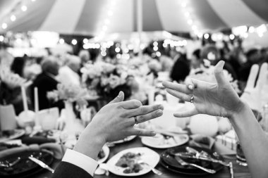 Gelin ve damat ziyafette yüzük elinde