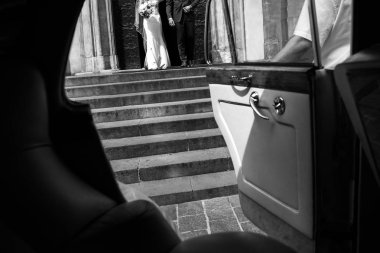 Gelin ve damat kiliseden arabaya dön