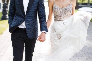Genç newlyweds dışında yürüyüş ve el ele