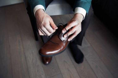 Damat elinde düğün ayakkabıları