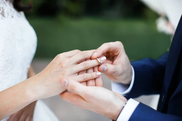 Groom usa anel no dedo da noiva — Fotografia de Stock