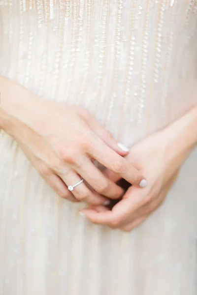 Gelinin Parmağında nişan yüzüğü — Stok fotoğraf