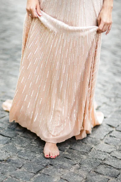 Barefoot feet of bride under wedding dress — Stock Photo, Image