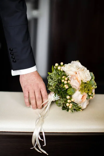 Bir sandalye ve el damadın düğün buketi — Stok fotoğraf