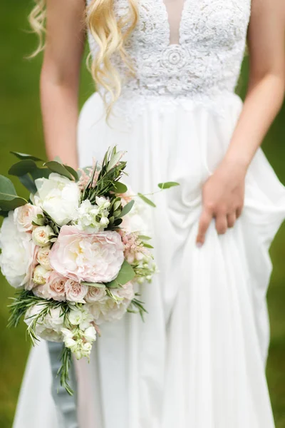 Beautiful wedding bouquet in hands of the bride — Stock Photo, Image