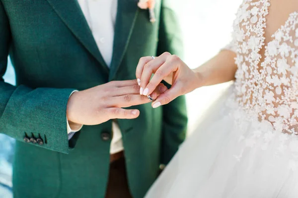 O noivo usa anel no dedo da noiva. Dia do casamento — Fotografia de Stock