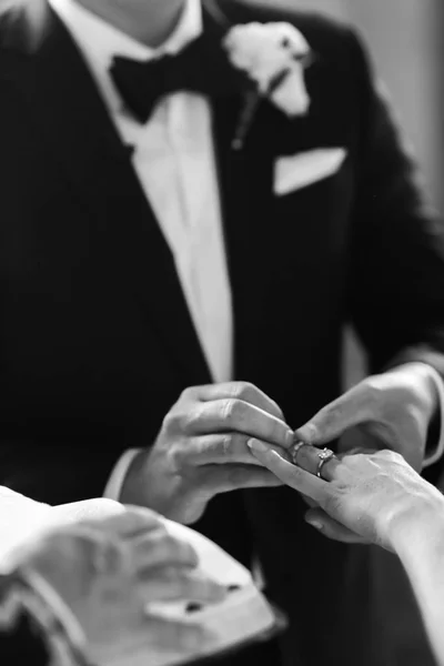 Groom wears ring on bride's finger. Wedding day — Stock Photo, Image