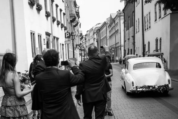 Les mariés partent en voiture — Photo
