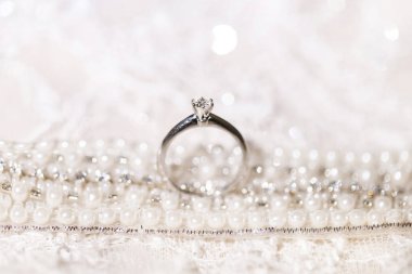 Alyans düğün elbise arka plan üzerinde