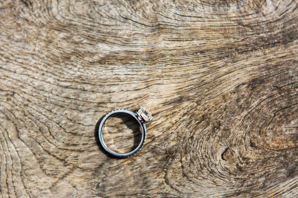 Anillo de boda sobre fondo de madera —  Fotos de Stock