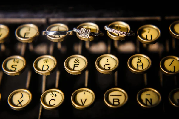 Drie trouwringen op een typemachine — Stockfoto