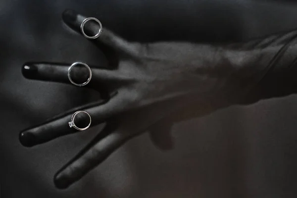 Три обручальных кольца на руке. День свадьбы — стоковое фото