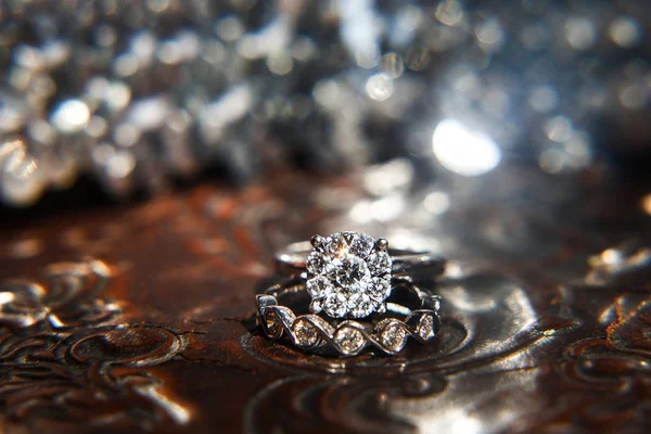 Dois anéis de casamento na superfície refletora com destaques — Fotografia de Stock