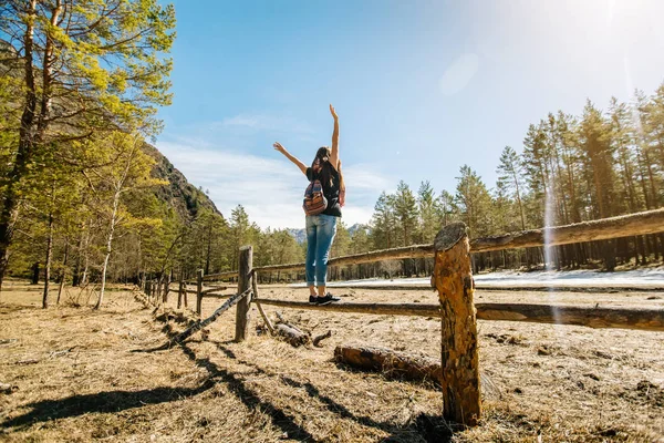 Young girl stands on the fence — Stock Photo, Image