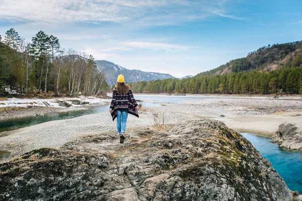 Frau steht am Ufer des Sees — Stockfoto