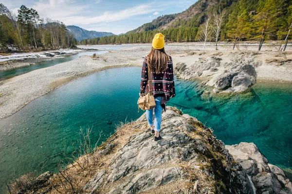 Žena stojí na břehu jezera — Stock fotografie