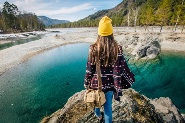 Mujer se encuentra en la orilla del lago — Foto de Stock