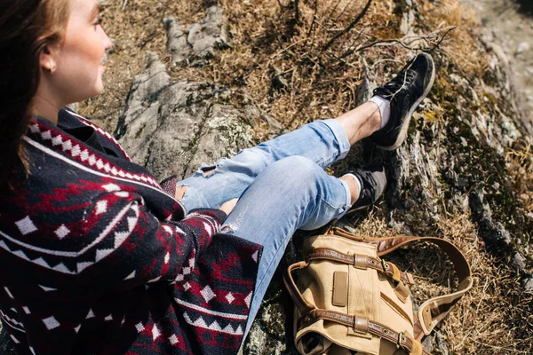 Woman  sits on the shore of a mountain lake — Stock Photo, Image