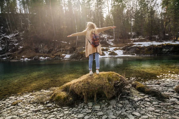 Žena stojící na kameni — Stock fotografie