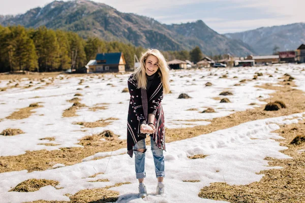 Дівчина в в'язаному светрі кидає сніг — стокове фото