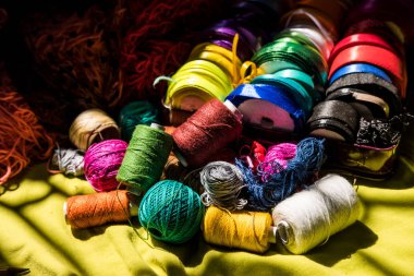 Konu ve iğne işi için şeritler renkli topları