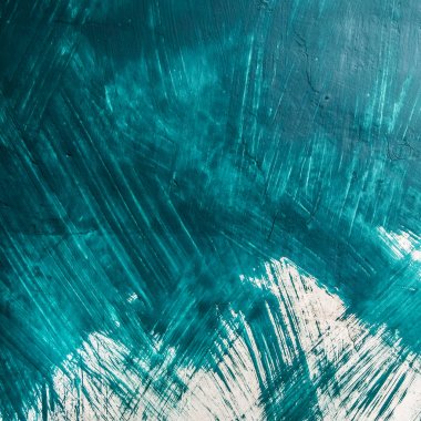 Kaba fırça darbeleri ile mavi boya ile boyanmış beyaz dokulu duvar.