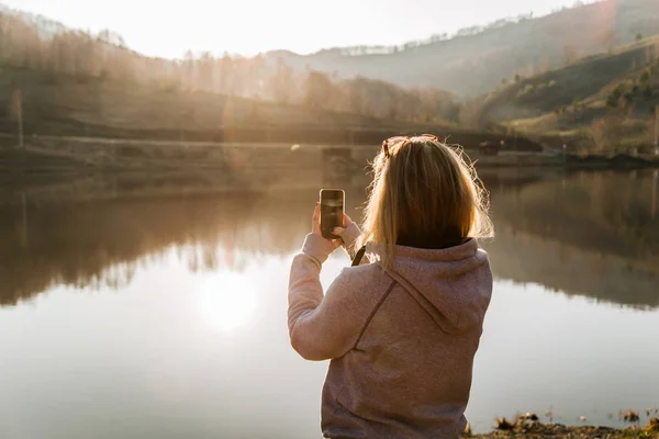 Dívka Při Západu Slunce Jezeře Pořídí Fotografii Telefonu — Stock fotografie