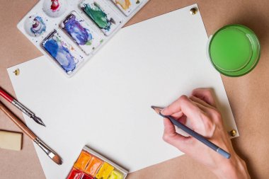kalemle ile suluboya ve boş beyaz kağıt levha boyama el