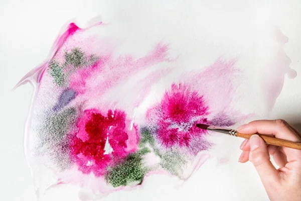 Pintura Mano Femenina Flores Rosadas Sobre Papel Blanco — Foto de Stock
