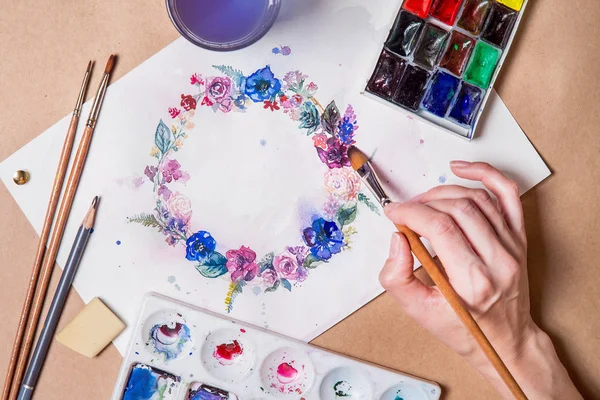 Vrouwelijke Hand Schilderij Floral Frame Wit Papier — Stockfoto