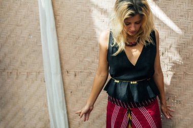 Eko-malzemeleri duvardan çerçevede poz etnik tarzı giysileri kızı