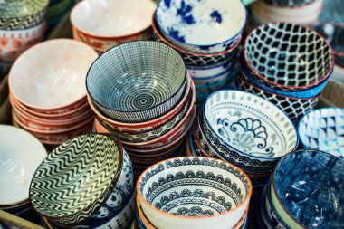 Renkli dekoratif seramik kaseler topluluğu.