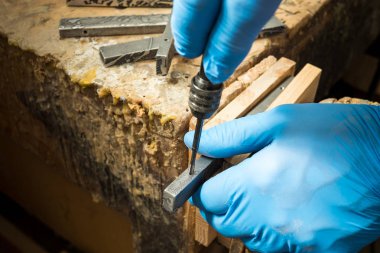 Atölye fabrika içinde delme makinesi