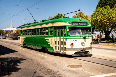 Tarihi yeşil ve krem rengi antika San Francisco tramvayı. 