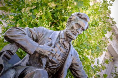 Abraham Lincoln 'ün San Francisco Belediye Binası önündeki heykeli